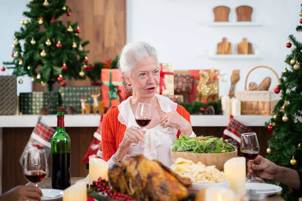 Glædelig Smilende Senior Kvinde Med Jul Hjemme Alderdom Mennesker Koncept - Stock-foto