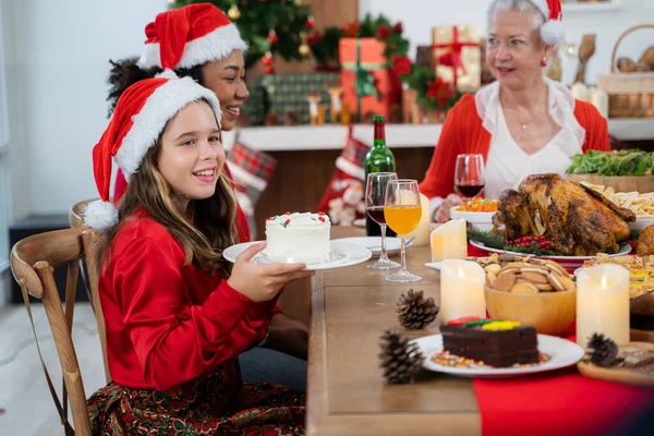 サンタの子供はクリスマスのお祝いのケーキと帽子 子供たちと家族は冬の休日 クリスマスの日を祝う — ストック写真