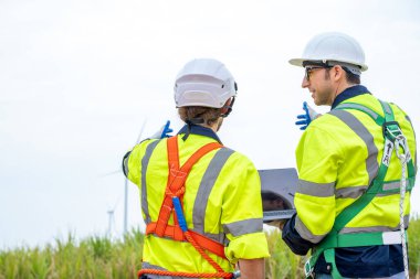 Doğal enerji rüzgar türbini alanında çalışan mühendis rüzgar enerjisini elektrik elektriğine dönüştüren rüzgar türbini operasyonları, temiz enerji kavramı dünyayı kurtarıyor..