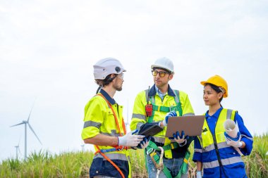 Mühendis, rüzgar santrallerini kontrol ederek, temiz enerji kavramını kullanarak dünyayı kurtarıyor..