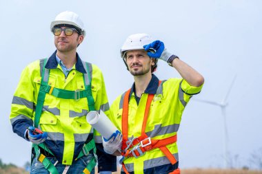 Rüzgar türbini elektrik endüstrisinde teknisyen mühendisi teftişi alternatif enerji ve hizmet kavramı.