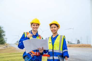 Bir grup mühendis rüzgar türbini çiftliği, rüzgar santrali, yenilenebilir ve temiz enerji konsepti üzerinde çalışıyorlar..
