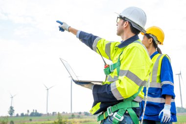 Yel değirmeni çiftliğinde çalışan mühendis, temiz enerji üretiyor..