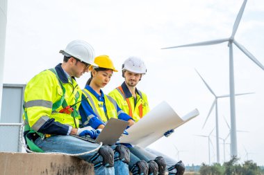 Rüzgâr türbinlerini tarayan ve kontrol eden mühendis alternatif yeşil enerjili rüzgar türbini çiftliği jeneratörü..