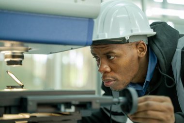 Robot Kol 'un optimizasyonu üzerinde çalışan mühendis, Robot Bakım Fikirleri Yapıyor.