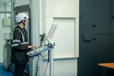 Fabrikadaki kontrol panelinde çalışan mühendis cnc makinesi, Endüstri 4.0 konsepti.