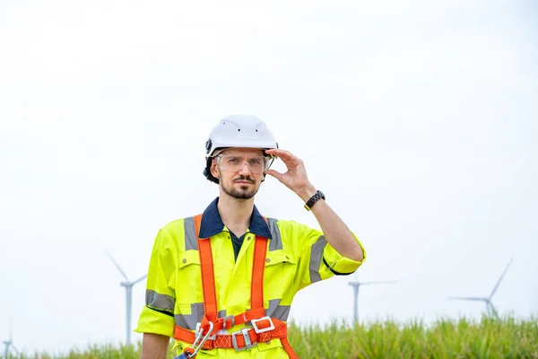 Power Engineer Working Wind Turbines Green Ecological Power Energy Generation — Stock Photo, Image