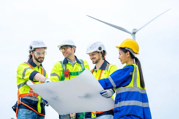 工程师用替代绿色能源检查风力发电机组 风力涡轮机发电机组 — 图库照片