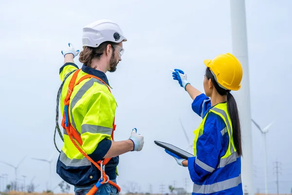 风力涡轮机工程师的工作与维护 发电节约与可再生能源概念的应用 — 图库照片