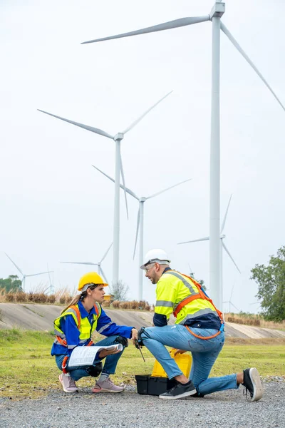 工程师用替代绿色能源检查风力发电机组 风力涡轮机发电机组 — 图库照片