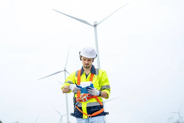 在风力涡轮机农场工作的维修工程师 将风能转化为电力的风力涡轮机操作 清洁能源概念拯救了世界 — 图库照片