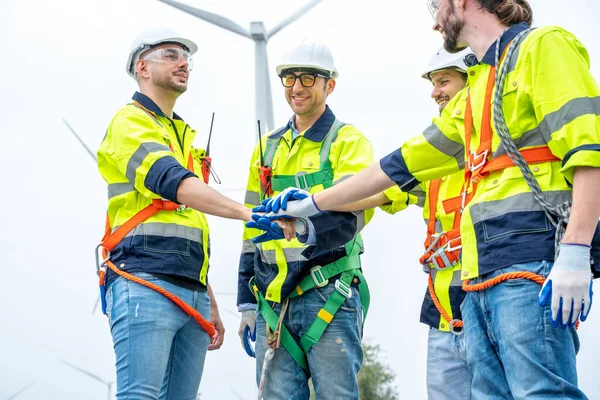 风力涡轮机电站检测工作结束后与工程师握手 — 图库照片