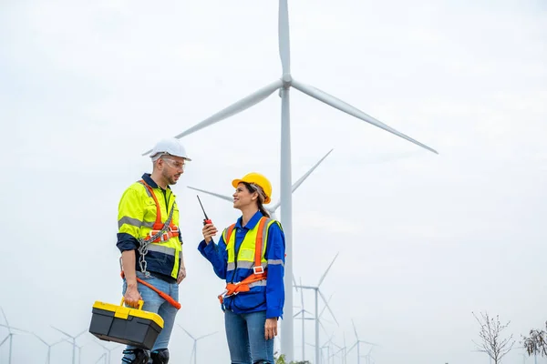 电力工程师正在与风力涡轮机 绿色生态发电风能可持续能源的概念合作 — 图库照片