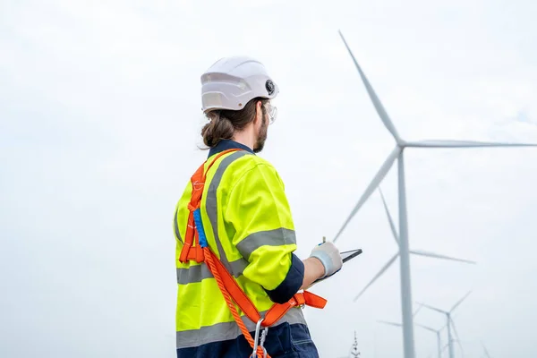 Ingenjörer Som Kontrollerar Vindkraftverk Förnybar Energiteknik Och Hållbarhet Alternativ Energi — Stockfoto
