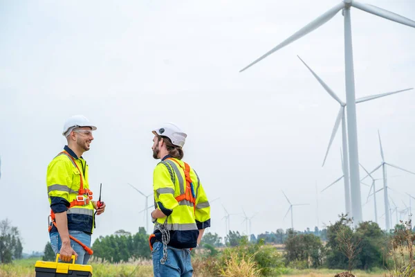 风力涡轮机工业技师工程师检验工作 替代能源和服务概念 — 图库照片