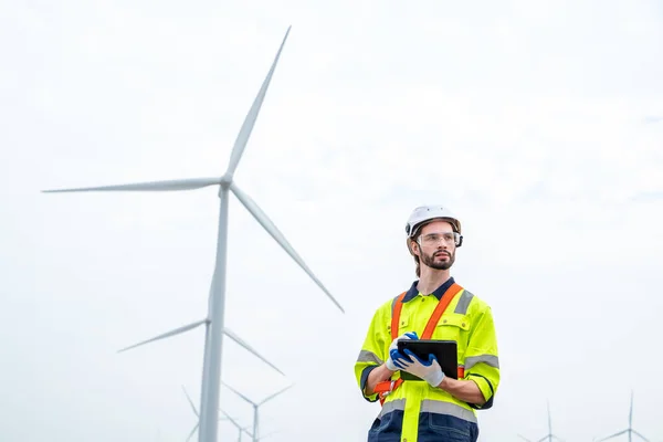 風力発電産業における技術者の検査作業 代替エネルギーとサービスの概念 — ストック写真