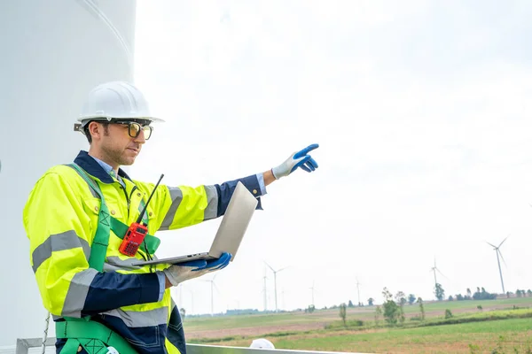 Engineer Working Natural Energy Wind Turbine Site Wind Turbine Operations — Stock Photo, Image