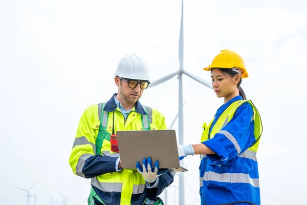 Wind Turbine Engineer Engineer Maintains Controls Wind Turbine Energy Generation — Stock Photo, Image