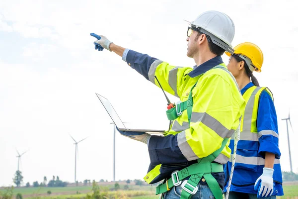 Engineer Working Windmill Farm Generating Electricity Clean Energy — Stock Photo, Image