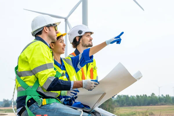 穿着制服的技师工程师正在检查风力涡轮机发电厂 发电厂 清洁能源和环境 — 图库照片