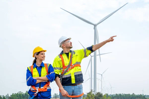 电机工程师检查风力涡轮机能源生产 替代能源及服务的概念 — 图库照片