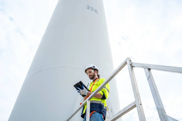 Engineer Technician Inspection Work Wind Turbine Farms Rotation Generate Electricity — Stock Photo, Image