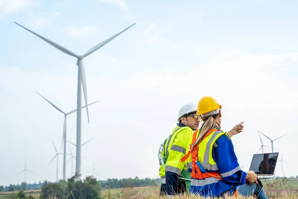 Group Engineers Planning Discuss Project Ann Working Wind Turbine Farm — Stock Photo, Image