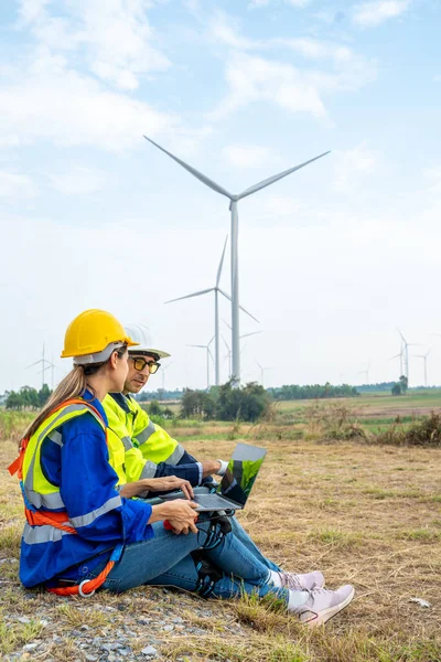 风力涡轮机工程师的工作与维护 发电节约与可再生能源概念的应用 — 图库照片