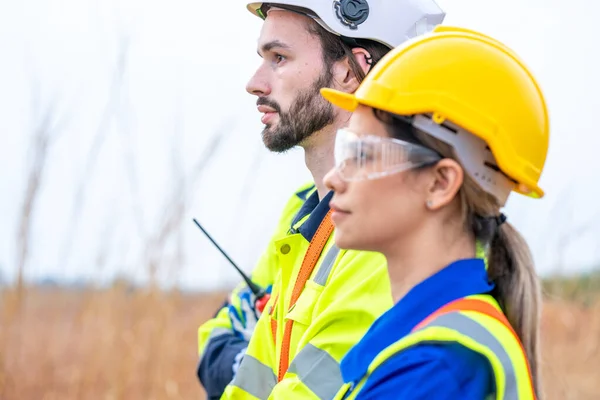 Group Engineers Planning Discuss Project Ann Working Wind Turbine Farm — Stock Photo, Image