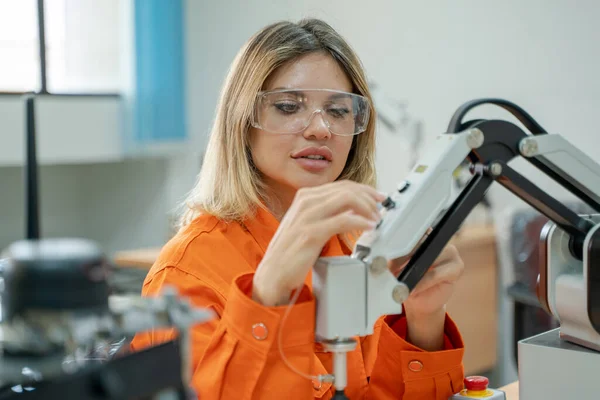 Female Startup Developer Working Robotic Arm Modern Equipment New Era — Stock fotografie
