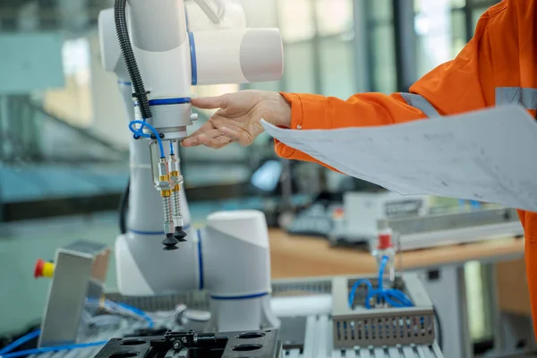 Inženýr Zkoumá Robotické Rameno Průmyslu Moderní Vybavení Nové Éry Oblasti — Stock fotografie