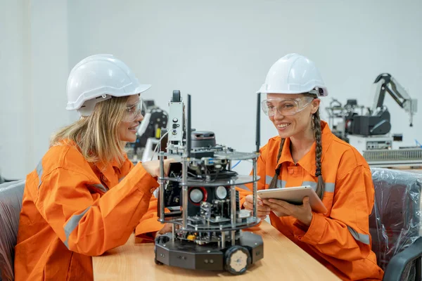 Industriële Ingenieur Technicus Werken Inspecteren Van Robotarm Machine Bij Productie — Stockfoto
