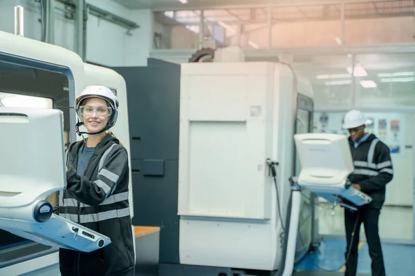 Ingenieur Controleren Bedienen Van Geautomatiseerde Robothand Met Cnc Machine Fabriek — Stockfoto