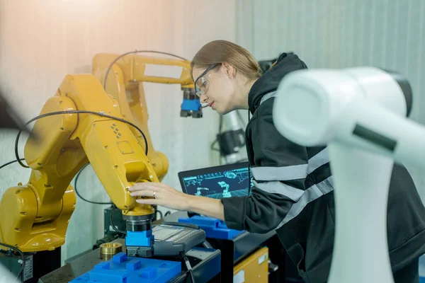 Robotica Industrie Concept Robotica Controle Ingenieurs Instellen Onderhouden Van Reserveonderdelen — Stockfoto