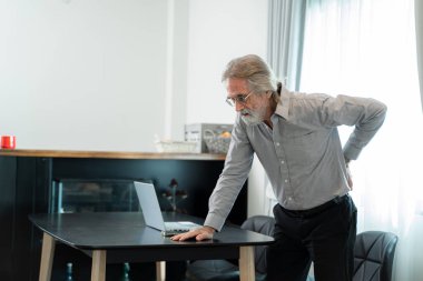 Uzun bir iş gününden sonra omuz ve sırt ağrısı çeken son sınıf öğrencisi, aşırı çalışma, ofis sendromu konsepti.