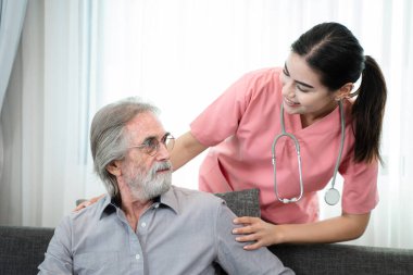 Sağlık hizmetleri, destek ve doktor elleri, konfor, tıbbi bakım ve danışma sırasında sağlık çalışanı ile el ele tutuşan üst düzey bir adamla el ele tutuşuyor..