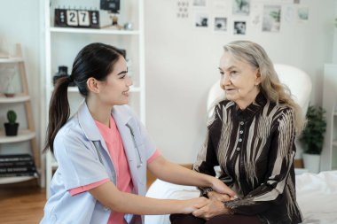 Huzurevindeki yaşlı bayanı destekleyen dost canlısı hemşire, yaşlı hizmetleri ve yaşlı bakım konsepti.