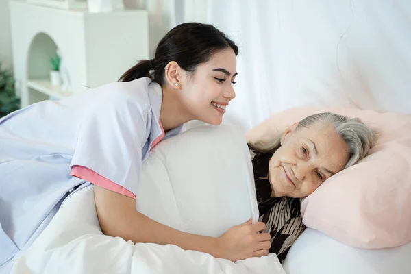 Wsparcie Pielęgniarek Wspierające Starszą Kobietę Łóżku Domu Opieki Usługi Starsze — Zdjęcie stockowe