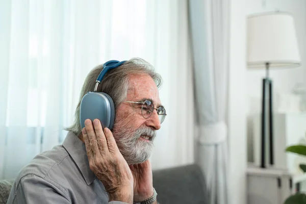 Homem Sênior Ouvindo Música Com Fones Ouvido Relaxado Sofá Sua Imagem De Stock