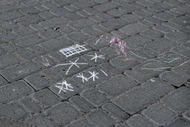 Parke taşlarına tebeşirle yazılmış el yazısı semboller