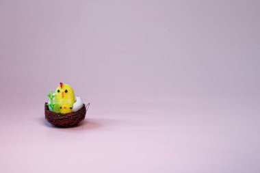 Yuvasında civcivler olan oyuncak tavuk.