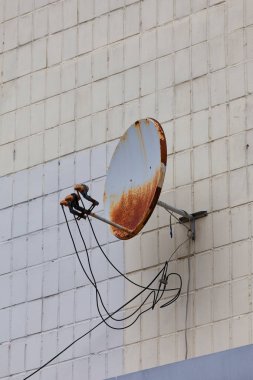 Kablolu eski uydu anteni.