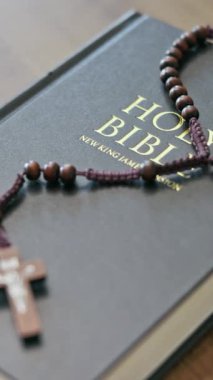 Tespih boncuklu kutsal İncil Hristiyan inancı ve dini ifade ediyor.