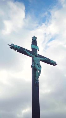 Haç Heykeli Hristiyanlığı temsil ediyor İnanç ve Din, 4K Dikey Video