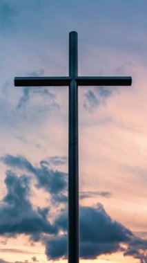 Çelik Haç Silueti Bulutlu Mavi Gökyüzü Zaman Çizelgesi 4K Dikey Video