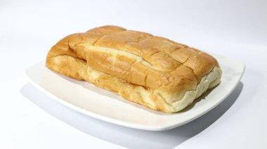 Taze parçalanmış ekmek, beyaz arka planda lezzetli atıştırmalık.