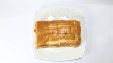 Roti sobek ya da yırtık ekmek ya da üzerine şeker tozu serpiştirilmiş ekmek, beyaz arka planda izole gümüş tabak servis