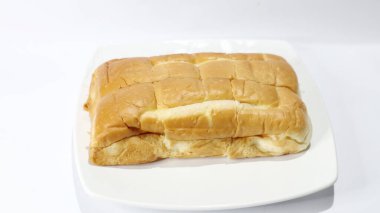 Bu yatak ekmeği çünkü üzerine peynir serpiştirilmiş bir şilteye benziyor. Yani çok lezzetli bir tadı var.