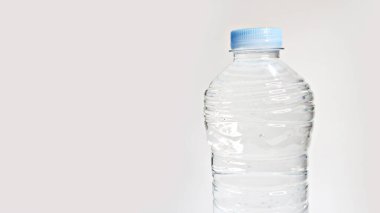Beyaz arka planda izole edilmiş plastik su şişesi..