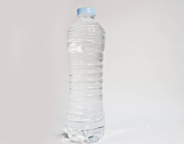 Büyük plastik su şişesi 1,5 litre izole edilmiş beyaz arka planda kırpma yolu ile